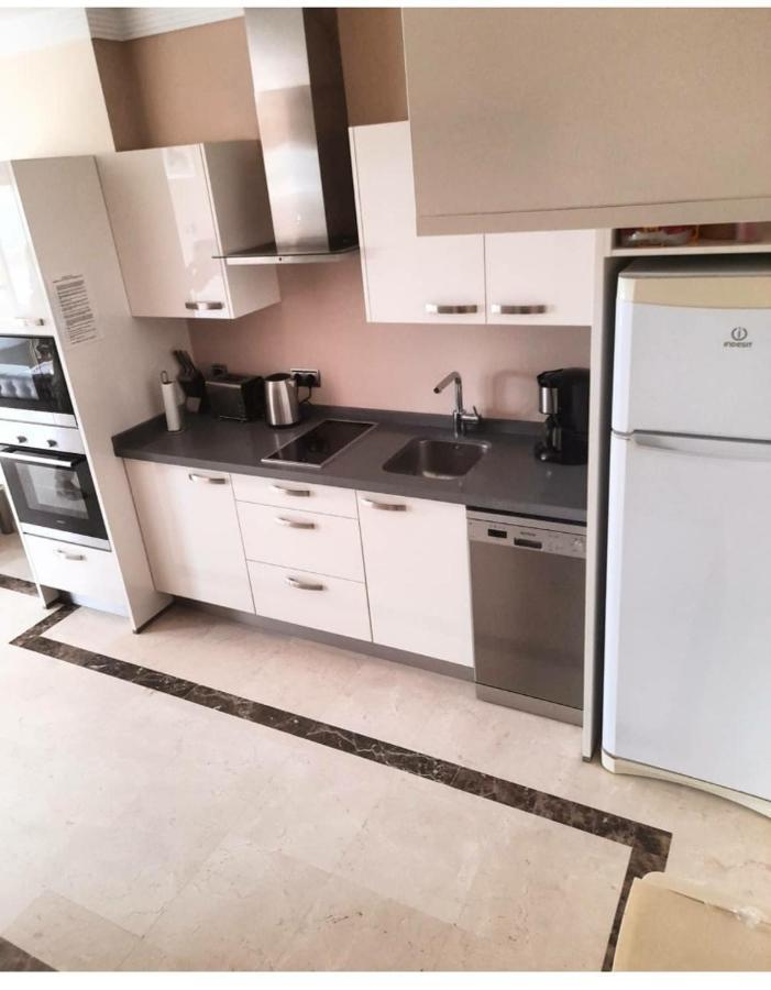 Beachfront - Sea Views - Apartament